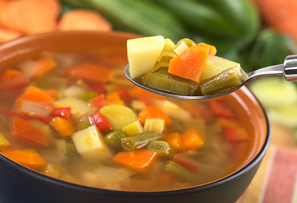 طريقة عمل شوربة الخضار العادية والمطحونة وبالشعرية