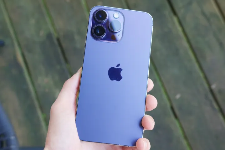 apple iphone 14 pro max purple back holding