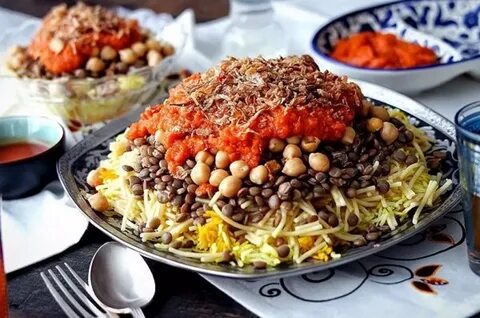كشري المطاعم وطريقة عمل الصلصة والبصل المقرمش
