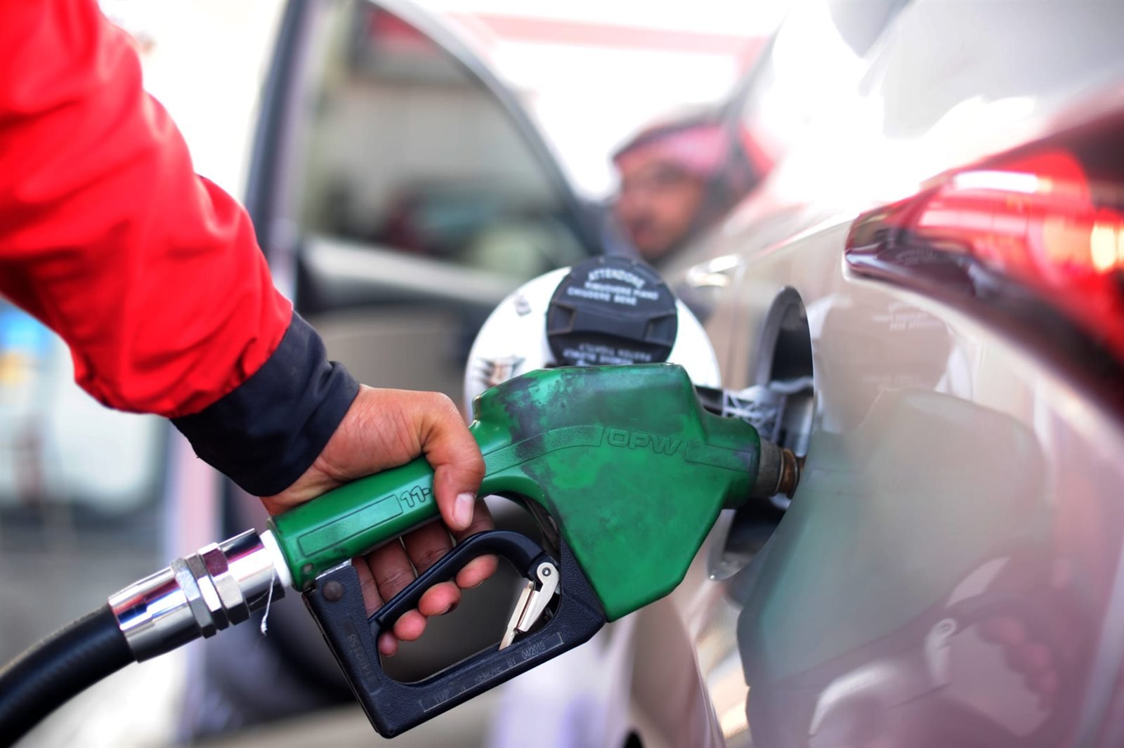 انخفاض أسعار البنزين والسولار من جديد