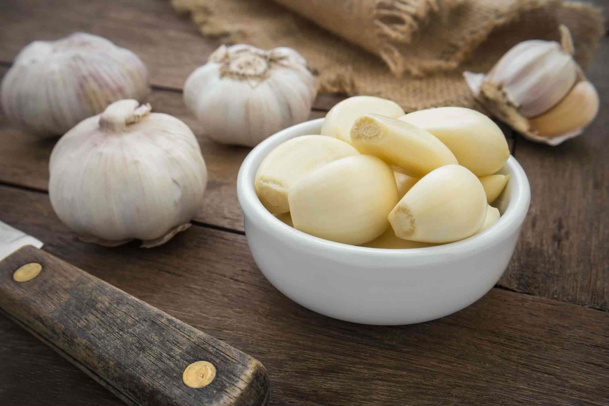 ماذا يحدث لجسمك عند تناول فص من الثوم على الريق؟