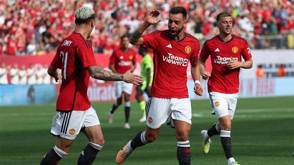 مانشستر يونايتد يراقب نجم برشلونة السابق