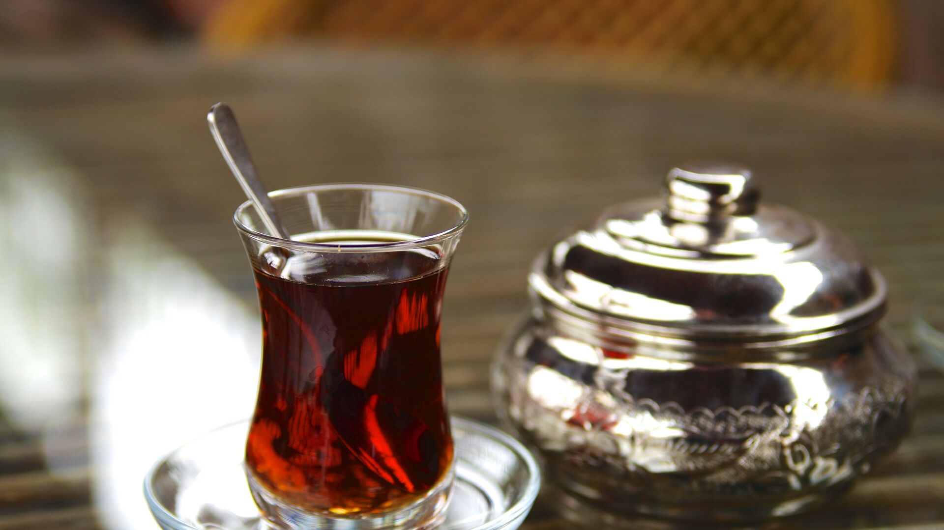 ما السر وراء تناول الشاي بعد الطعام مباشرة