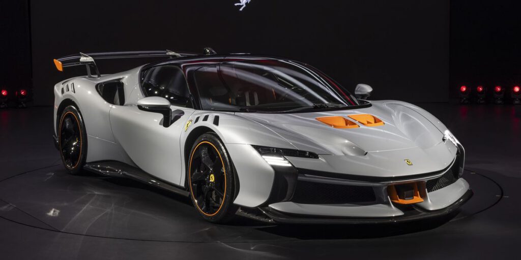 "Ferrari" إس أف تسعين الوحش الإيطالي الجديد في السباقات السيارات 2024 