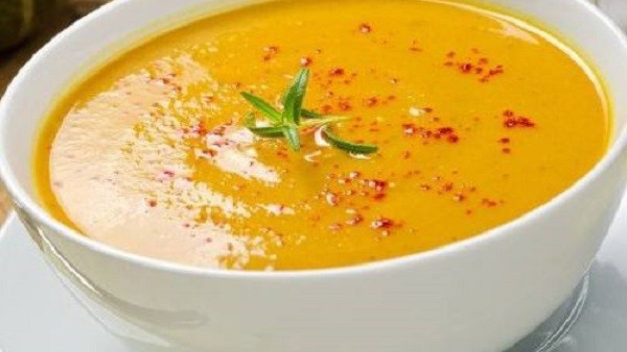 دفيء نفسك بأحلي طريقة عمل شوربة العدس المصرية اللذيذة لتدفئة المعدة بخطوات بسيطة وسهلة
