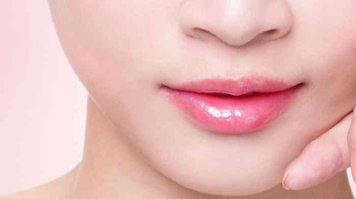 وصفات طبيعية لعلاج تشقق الشفايف