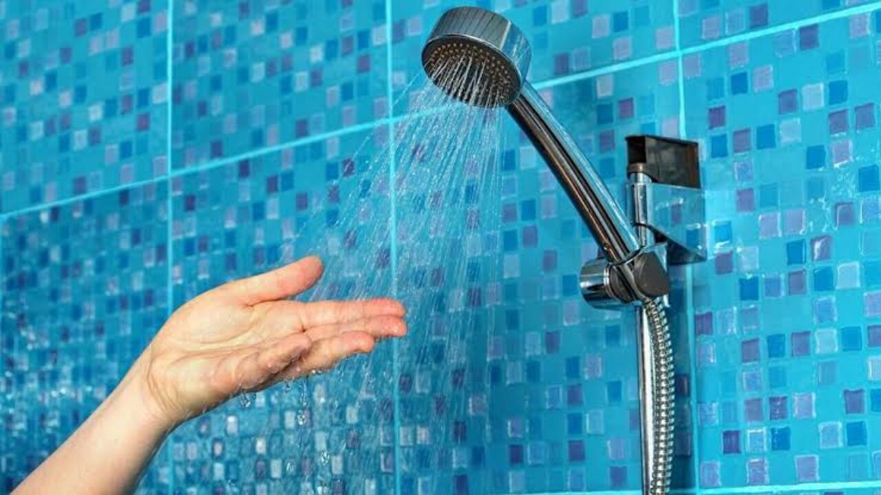 مخاطر الاستحمام بالعدسة اللاصقة