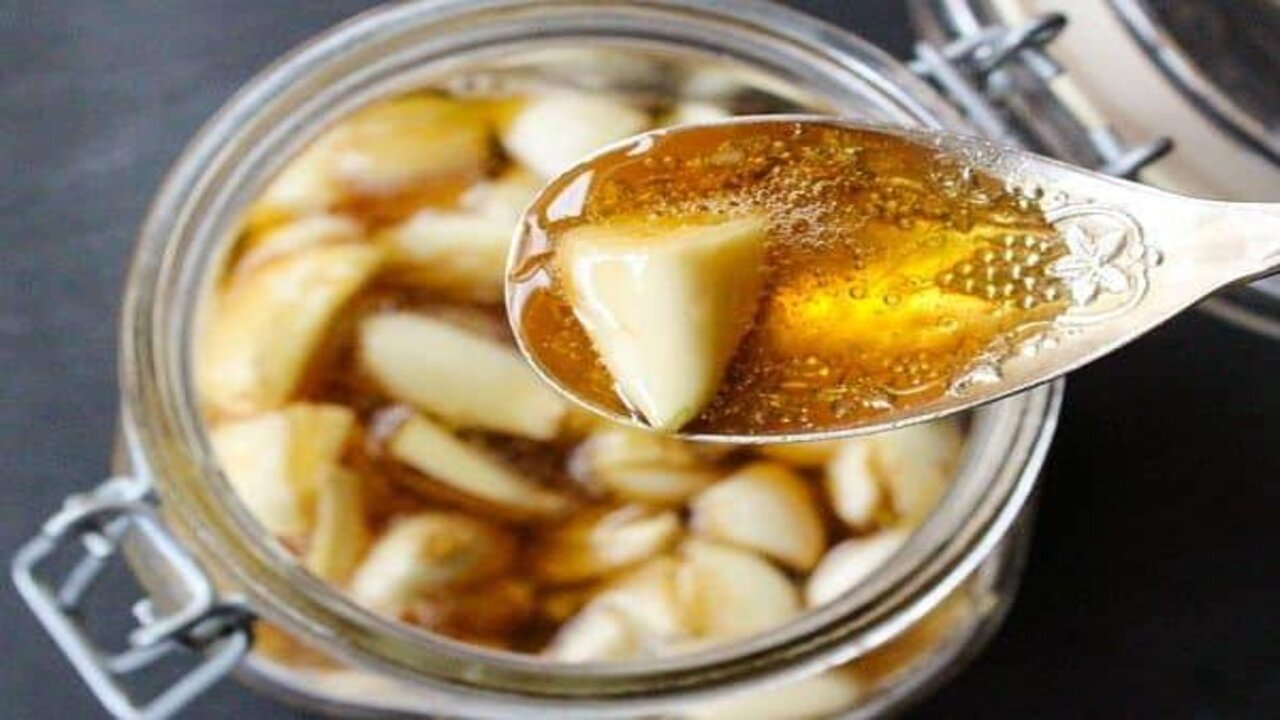 وصفة الثوم مع العسل وزيت جوز الهند والزنجبيل