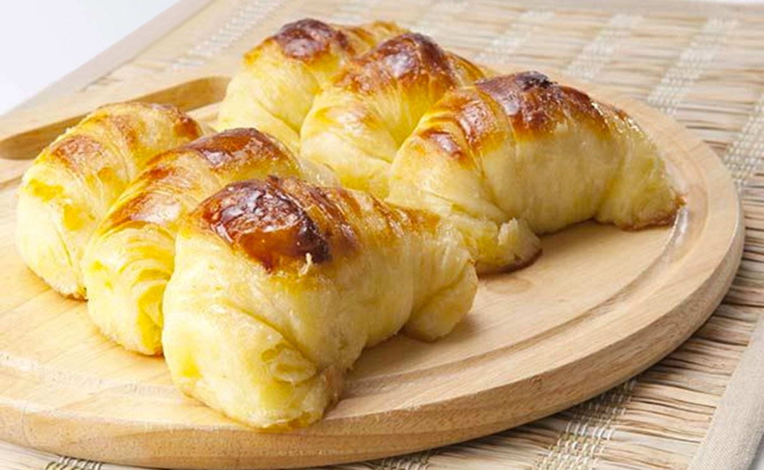 طريقة عمل الكرواسون الهش والسريع بدون زبدة بمكونات على قد الايد