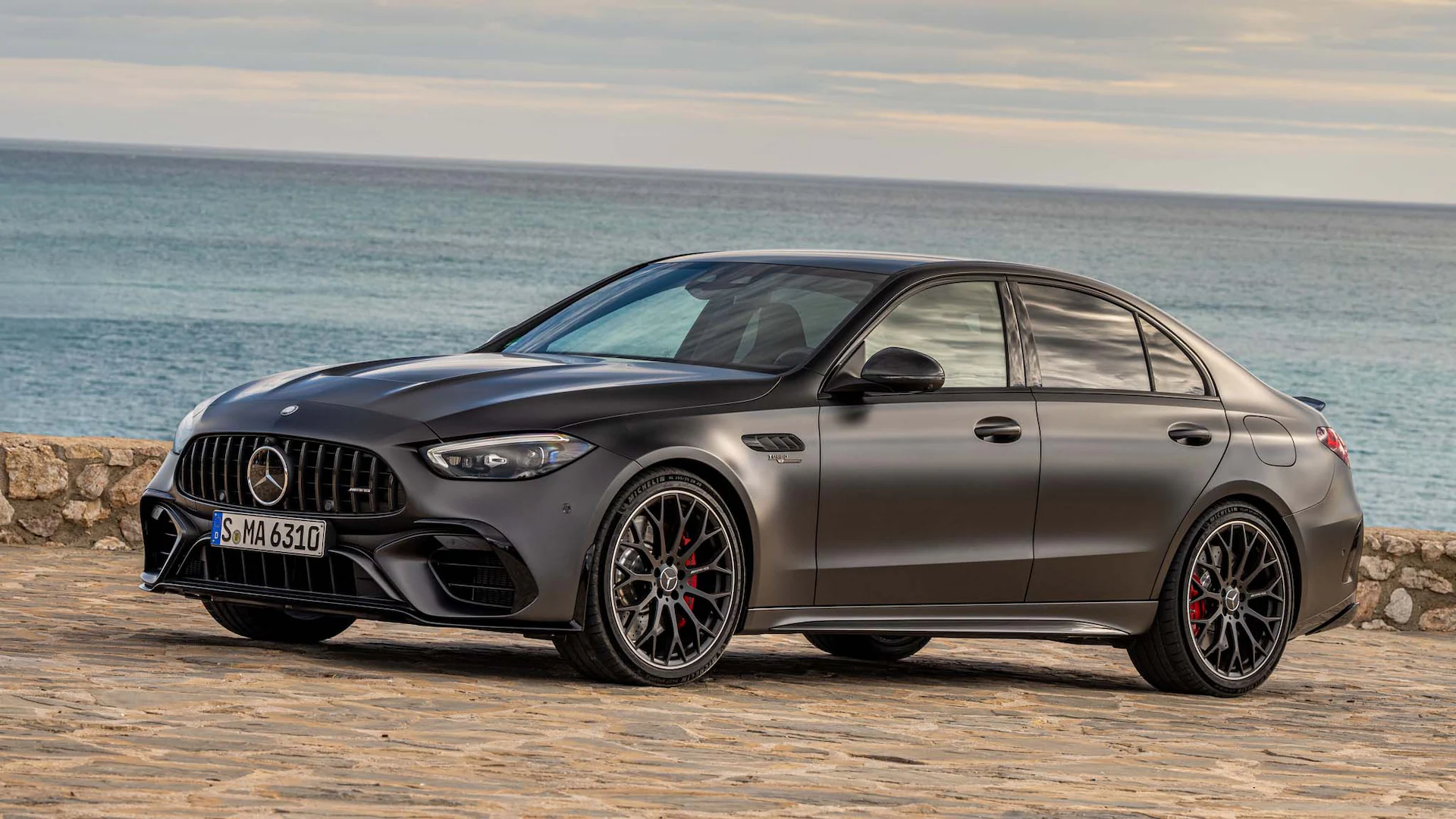 "MERCEDES BENZ" سيارة سي ثلاثة وستون الرياضية الفاخرة المتميز بقيادتها استثنائية 2024