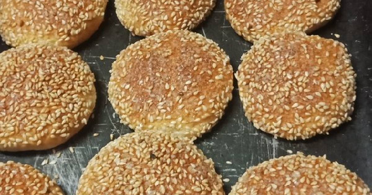 القرص بالسمسم والسكر مثل الأفران بعجينة اقتصادية غير مكلفة