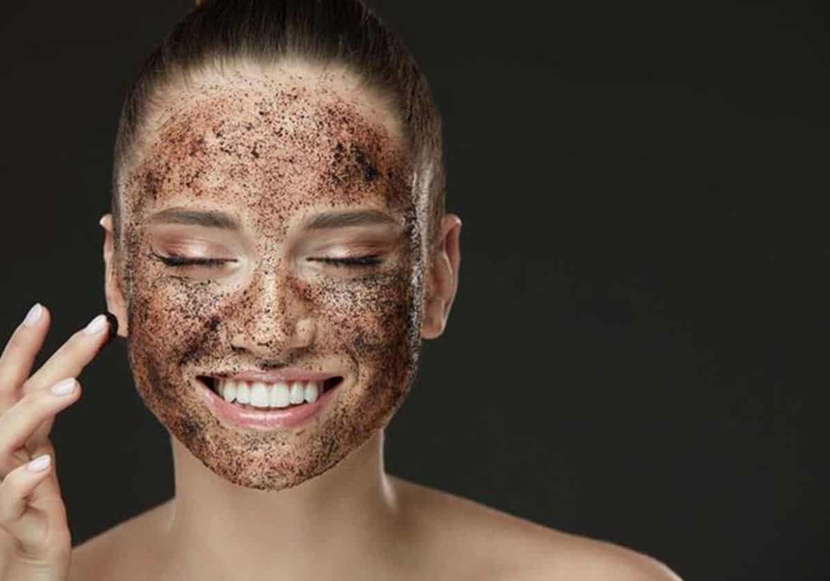 سكراب القهوة لتقشير الوجه والجسم . إليك فوائده