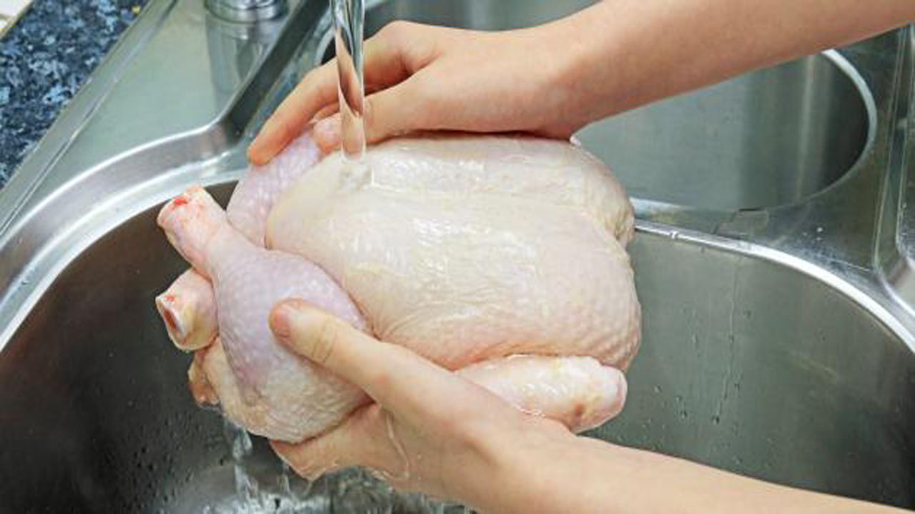 طرق التخلص من رائحة زفارة الفراخ