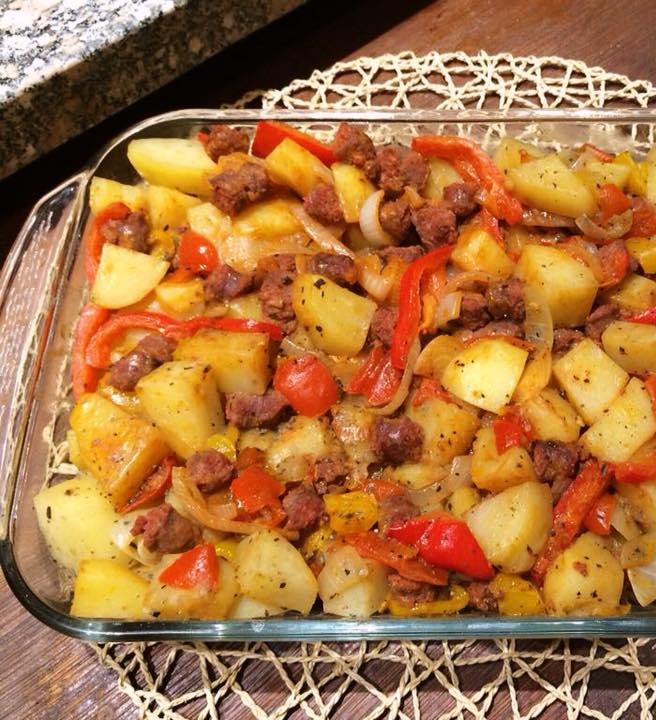 177190 طريقة عمل صينية البطاطس بالسجق 2
