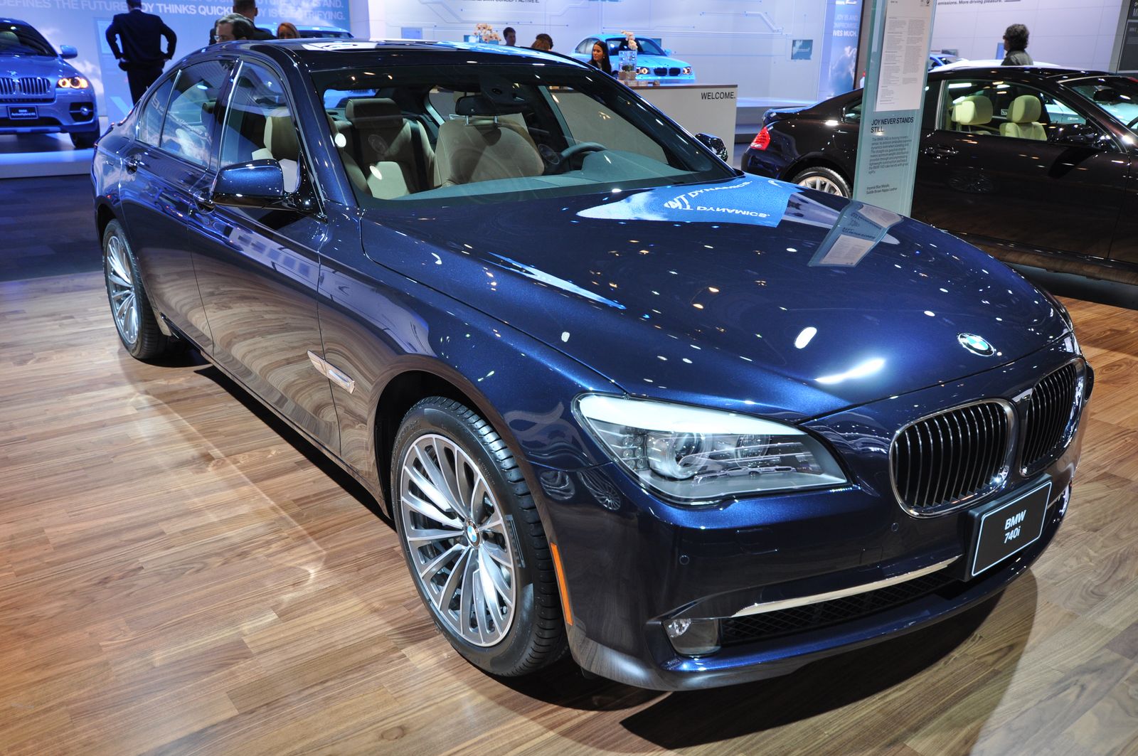"BMW 740i" من أفخم السيارات العملية حيث تجمع بين الأداء الرياضي وفخامة الشكل الخارجي