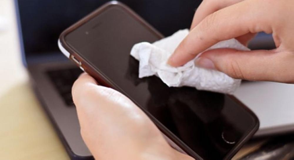 تنظيف شاشة الهاتف المحمول