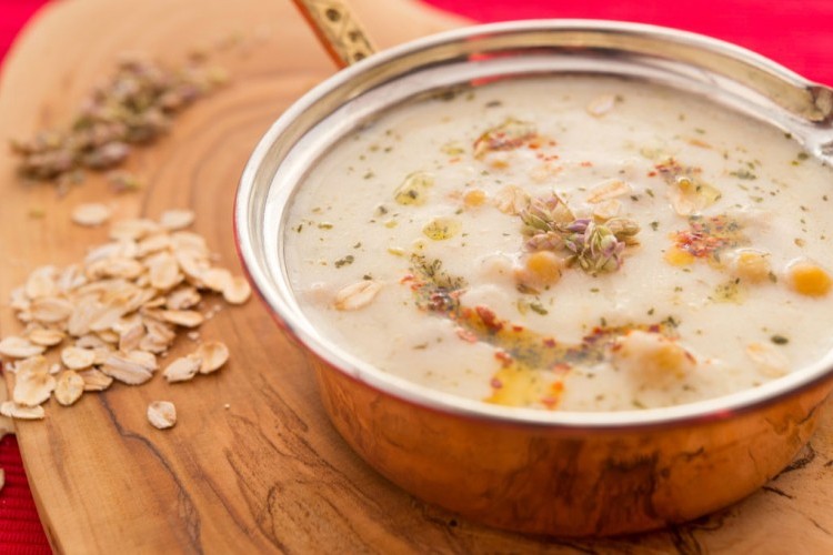 طريقة عمل شوربة الشوفان بالحليب صحية ومغذية للأطفال بطريقة سهلة وسريعة