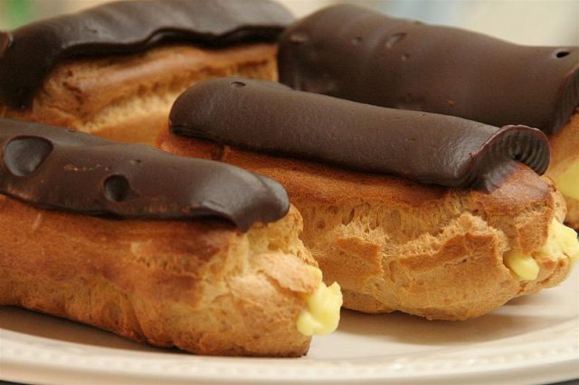 800px Eclairs with chocolate icing at Cafe Blue Hills