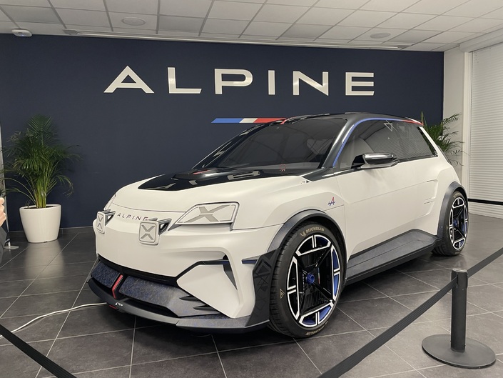 "Alpine A290" السيارة الفرنسية الرياضية التي تتميز بمحركها الكهربائية فائقة الأداء 2024