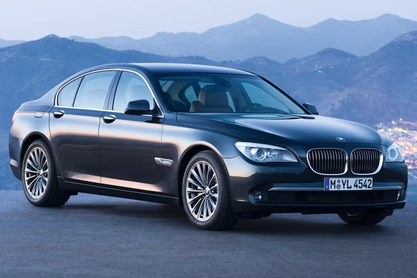"BMW" مميزات استثنائية وأنظمة أمان متطورة سيارة 7 Series لعشاق الفخامة والأداء الألماني