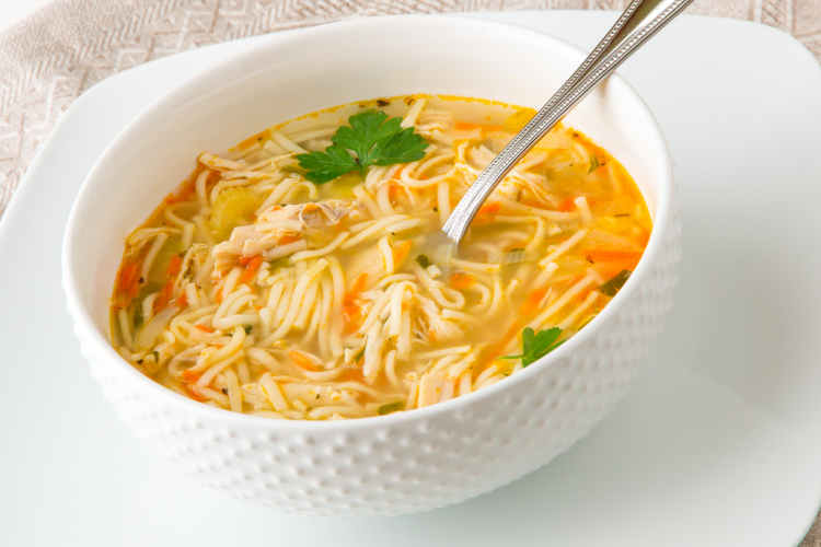 طريقة عمل شوربة الدجاج بالشعيرية