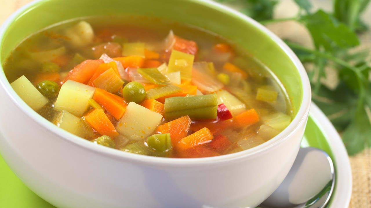 شوربة الخضار الغنية بالأعشاب