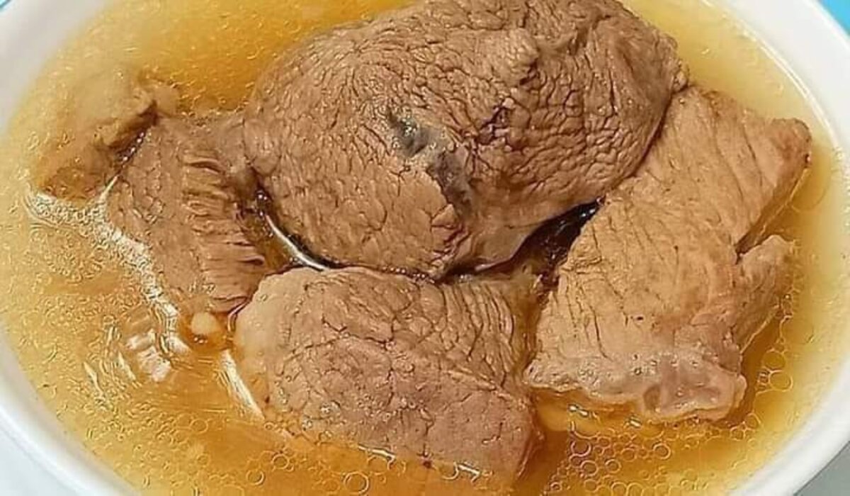 يا ترى إيه السر اللي يخلي شوربة اللحمة لونها تحفة كده؟ إليكِ السر بتكنيك أشهر الطهاة