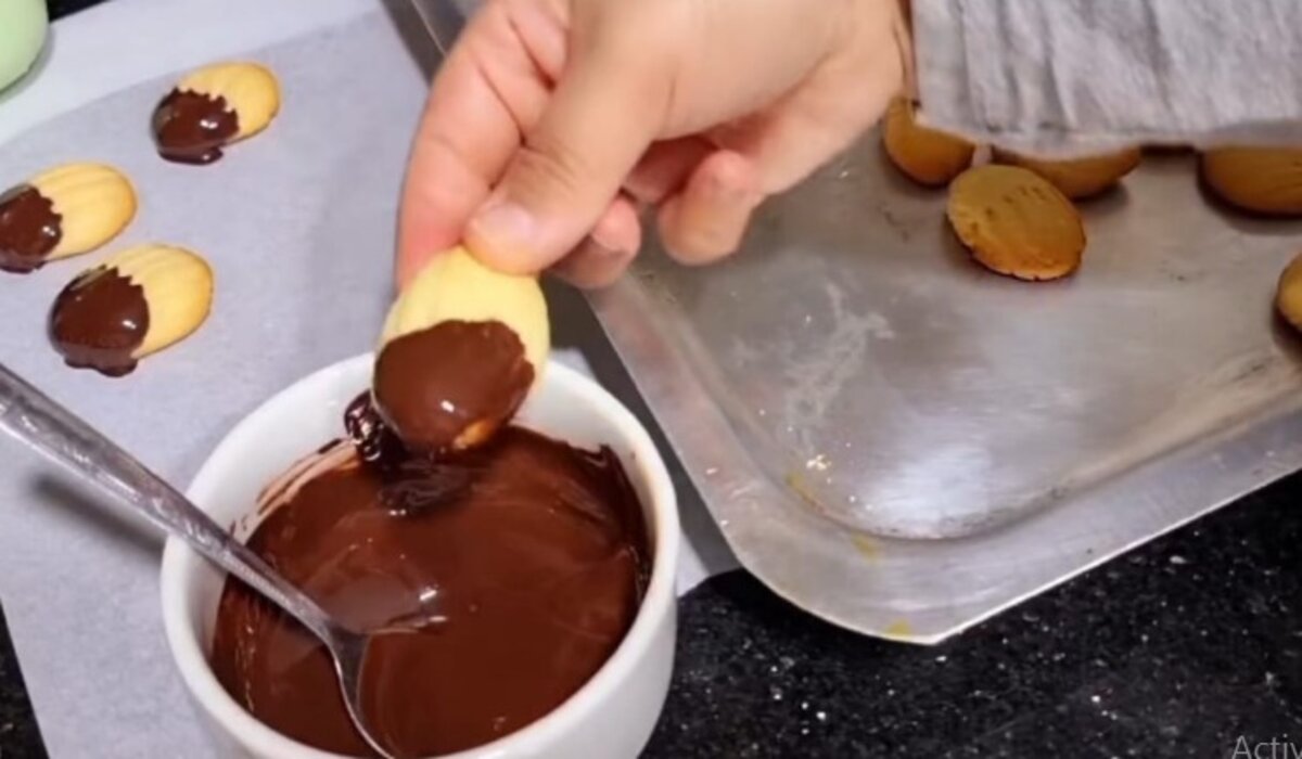 في لمح البصر اعملي لعيلتك بسكويت الخلاط بصوص الشيكولاتة