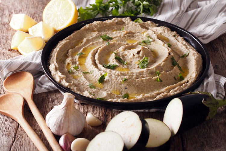 لعشاق البابا غنوج .. حضري بطريقة الباذنجان المشوي في 10 دقايق بس للأسرة