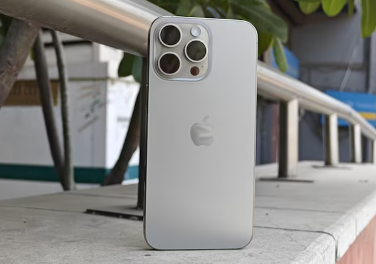 مراجعة أقوى وأفضل هاتف رائد iphone 15 Pro Max من حيث الكاميرات والأداء