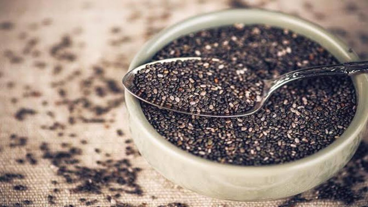 قناع بذور الشيا والحليب لتبيض البشرة