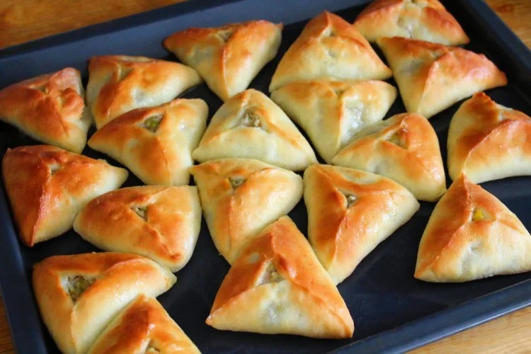 لوجبه خفيفة ولذيذة اعملي فطائر الجبن بالحليب الساخن واحصلي على طعم مثالي