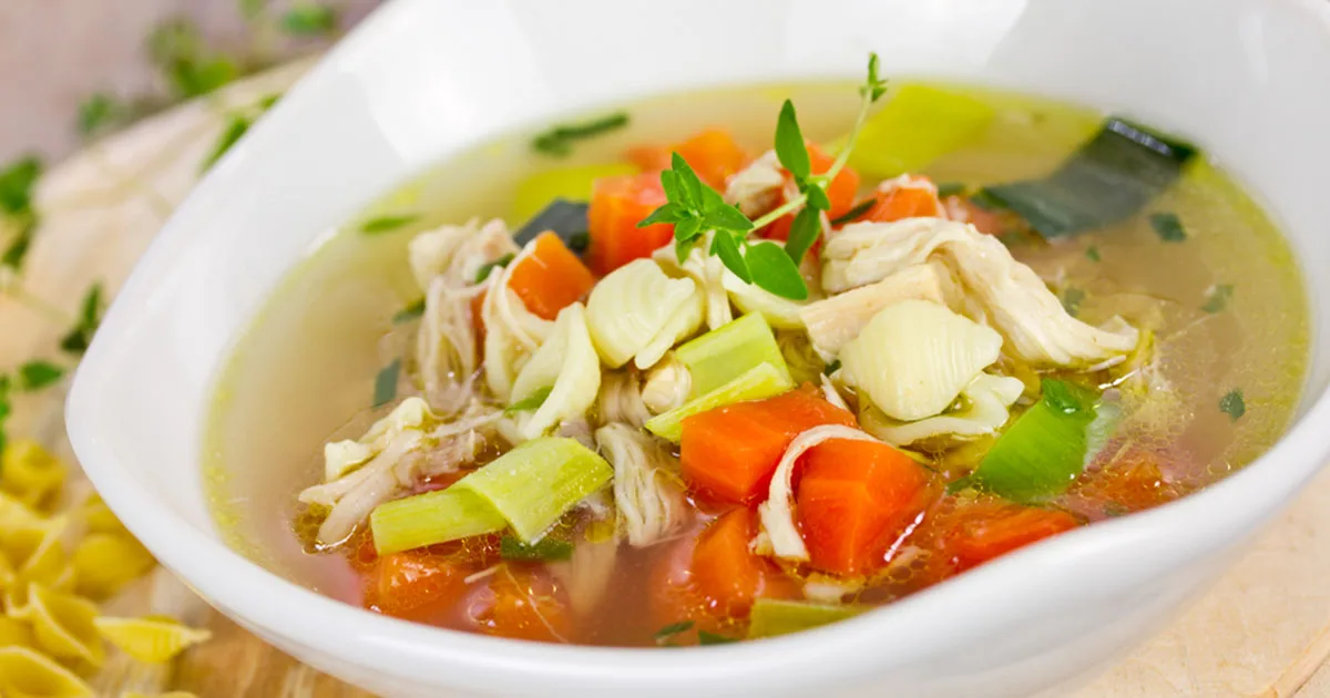 طريقة عمل شوربة الدجاج بالخضار بطعم مميز لكي ولكي ولأولادك