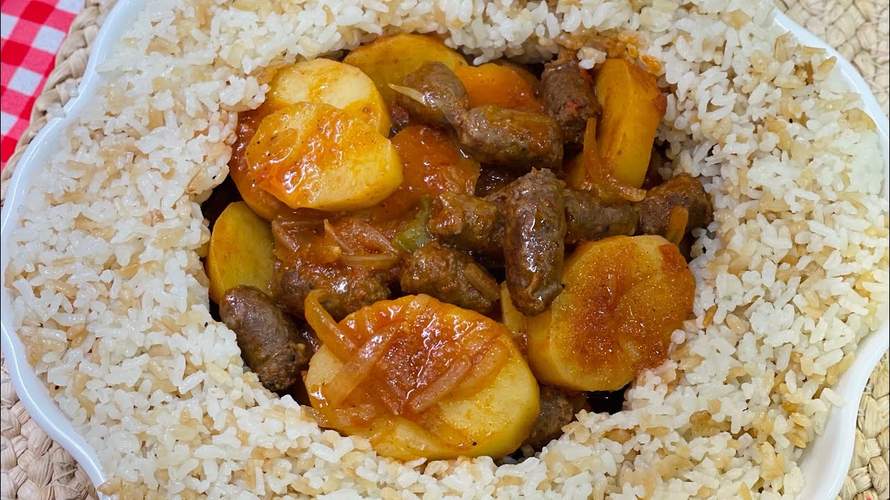 طريقة عمل صينية بطاطس بالسجق بخلطة لذيذة وطعم خطير ومميز مع الآزر وجبة ومشبعة للغداء