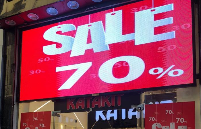 إعلان قريب للأوكازيون الشتوي للملابس الجاهزة... تخفيضات تصل إلى 70%