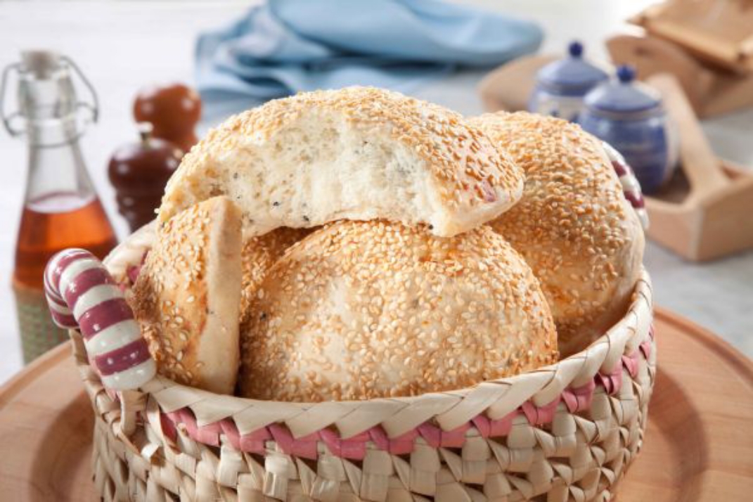 طريقة عمل خبز الطاسة بالسمسم وحبة البركة 
