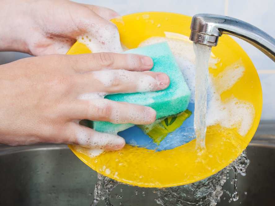 احذروا تلك الأضرار عند استخدام إسفنجة الصحون بدون تغيير