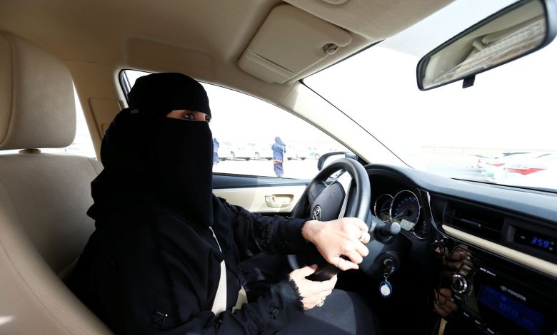 شروط الحصول على رخصة قيادة للنساء والمستندات المطلوبة وكم رسوم إصدار رخصة بالمملكة؟