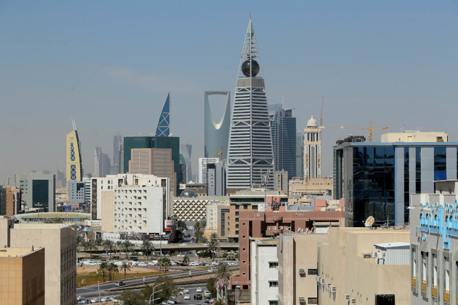 أول وزارة سعودية تحدد 10 ضوابط لارتداء الزي الرسمي في مكان العمل