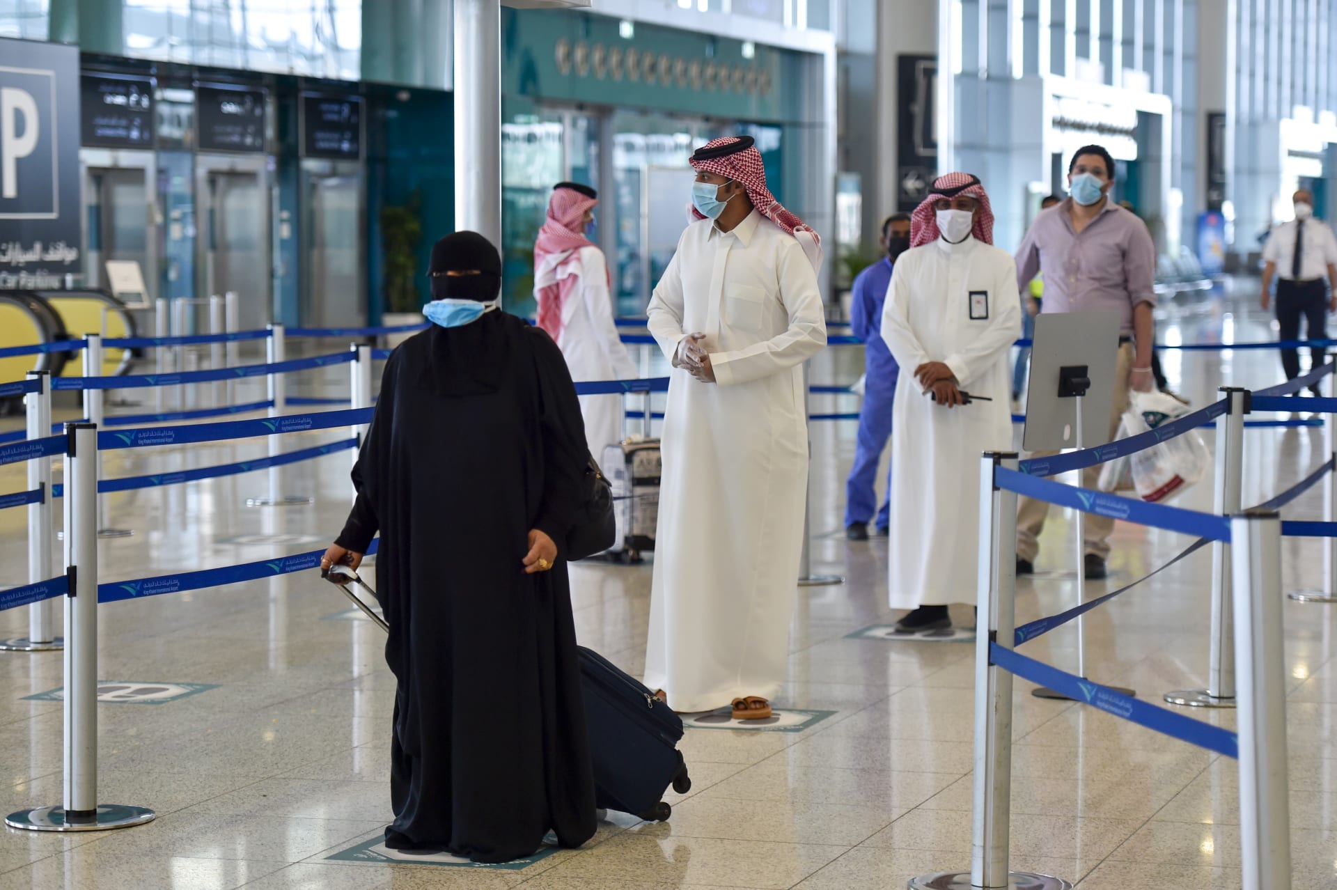المقيمين في مطار السعودية