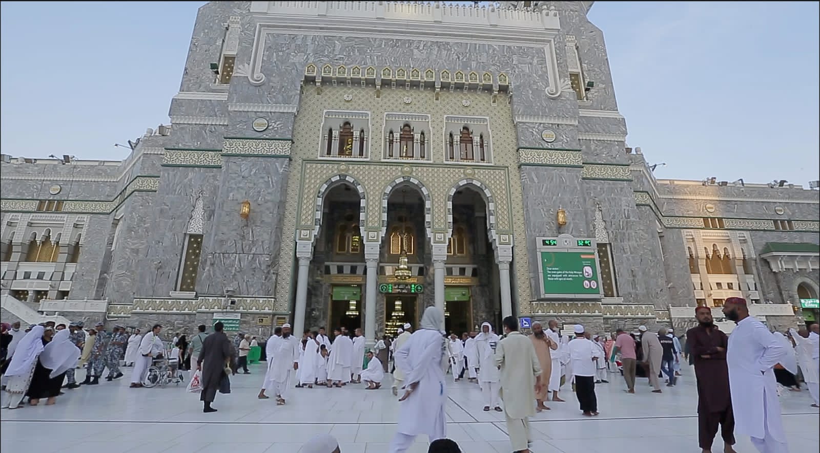 شؤون الحرمين تطالب ضيوف الرحمن بالاستفادة من دروس المسجد النبوي وحلقاته القرآنية