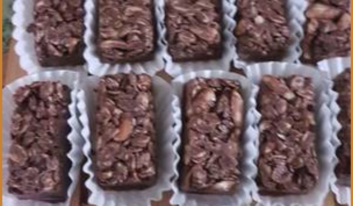 بسكويت مغطى بالشوكولاتة بالمكسرات