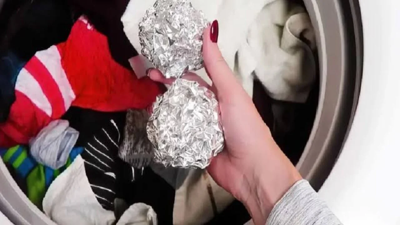 صاحبتي اللهلوبة قالتلي عليها. حطي ورق الألمونيوم في الغسالة وهتلاقي نتيجة مكنتيش تحلمي بيها