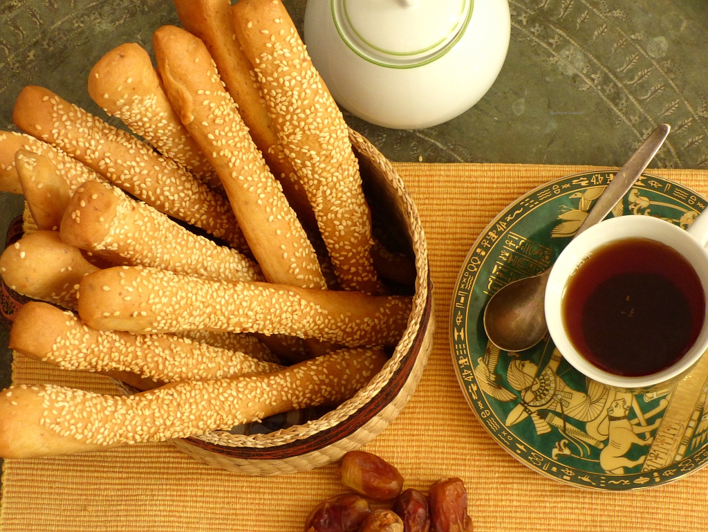 طريقة عمل البقسماط بالسمسم اللذيذ