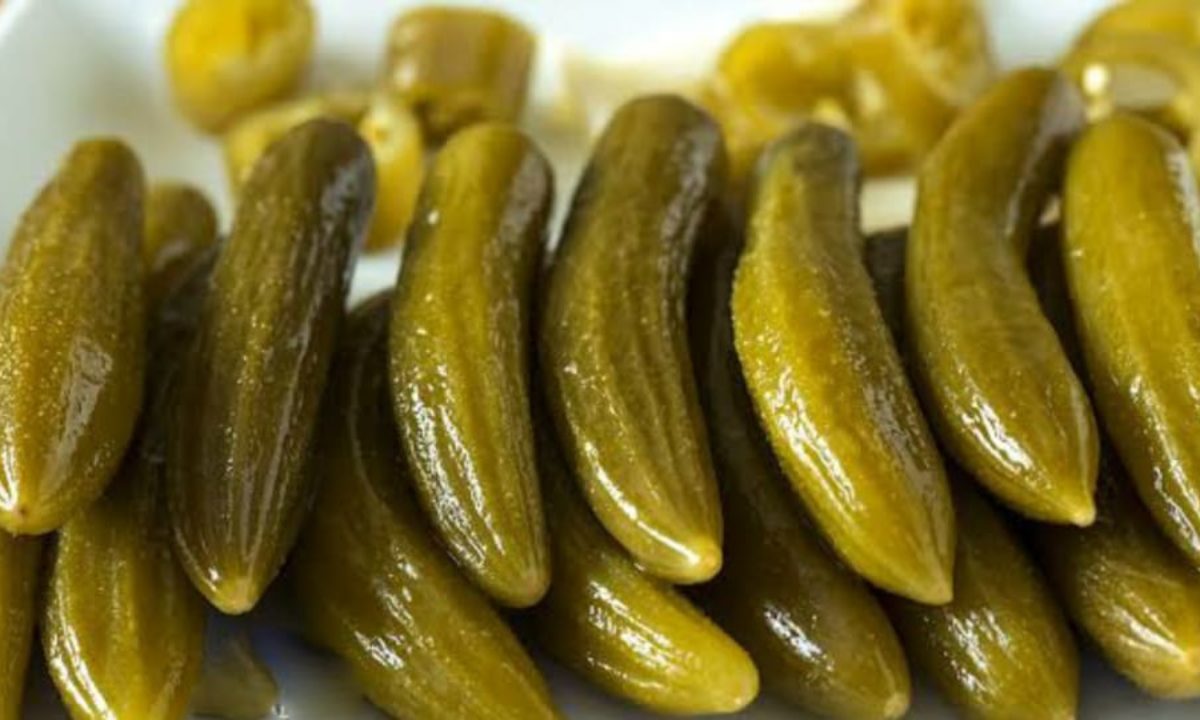 طريقة عمل الخيار المخلل في البيت بطعم أحلى من الجاهز بكثير بمكون سري خطير