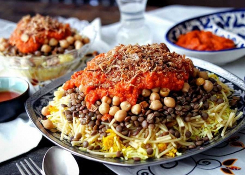 طريقة عمل الكشري المصري مثل المحلات.. بالصلصة والدقة وزيت الشطة