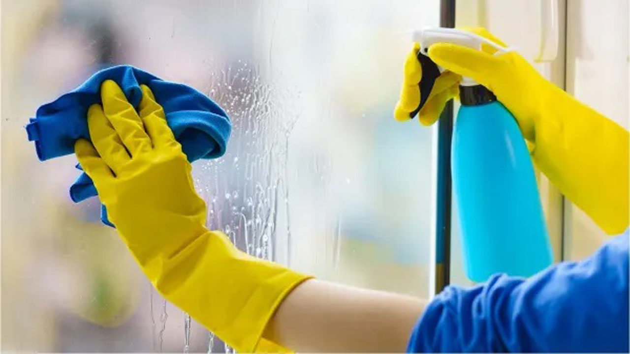 طريقة عمل سائل تنظيف الزجاج