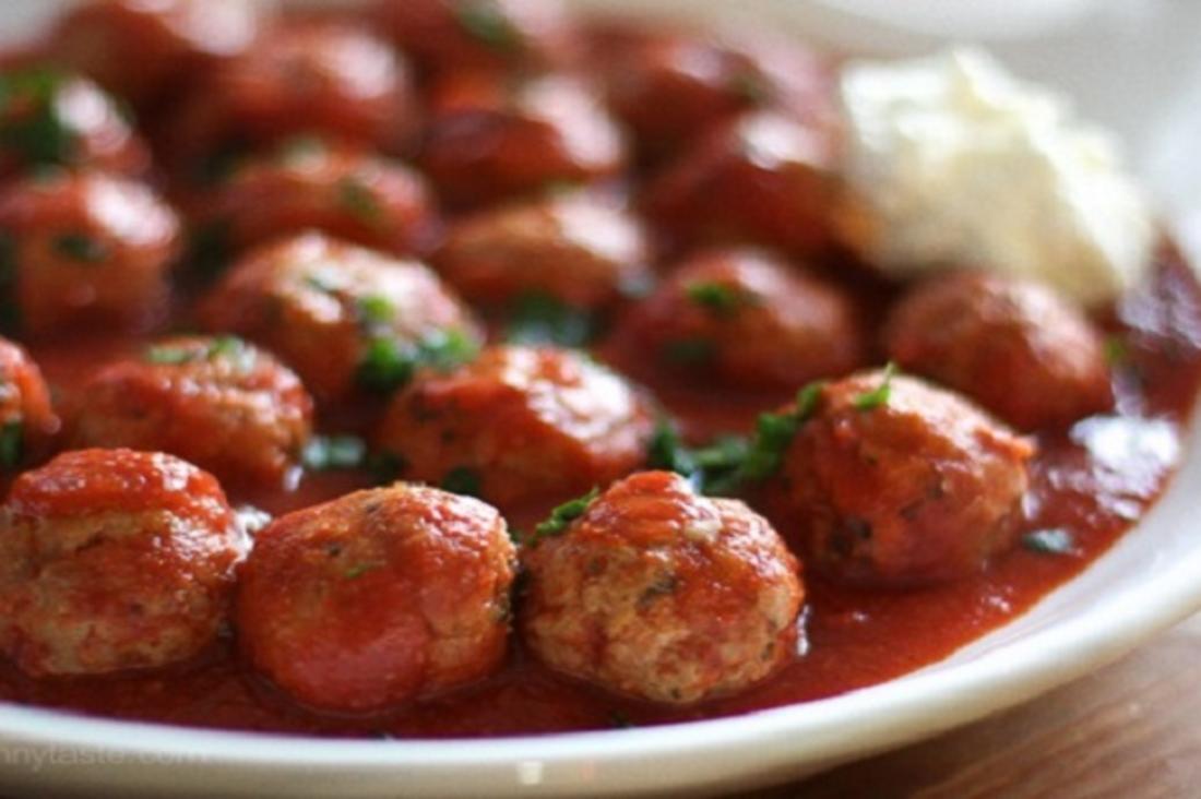 خطوات عمل كفتة الأرز بالصلصة الحمراء