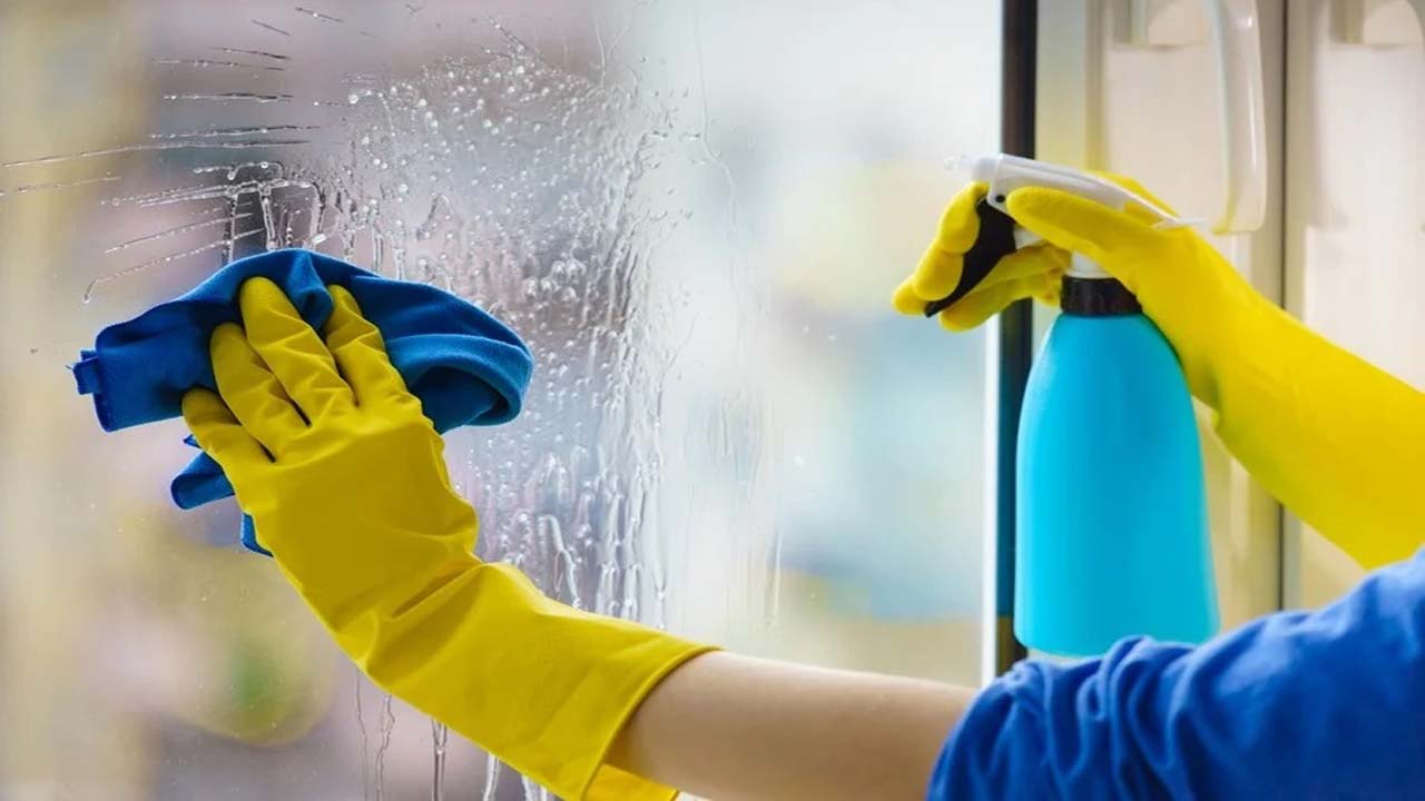 طريقة عمل ملمع الزجاج في المنزل