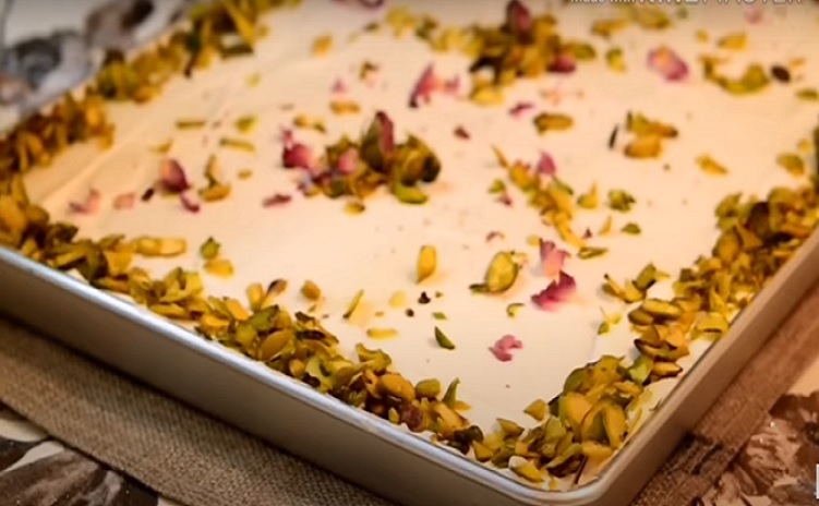 عندكم كاس نشا وحليب سائل وعيش تعالو نعمل أطيب عيش السرايا .من غير بيض 